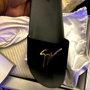 Giuseppe-zanotti-velvet-sandal-w-logo-black